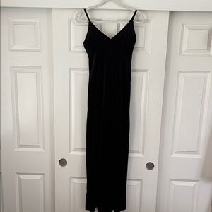 Lulu's Classic Velvet Black Maxi with matching full length Gloves. 
Size: XS 👗✨